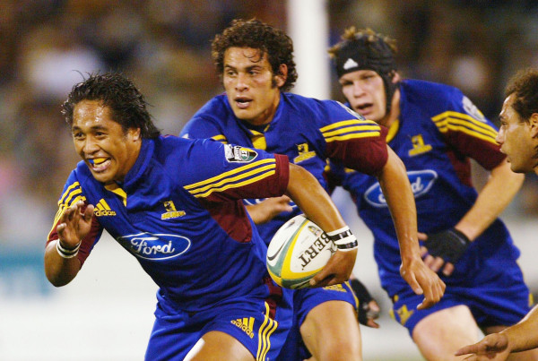 Seilala Mapusua playing for the Highlanders