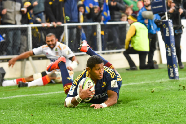 Waisake Naholo scores a Try